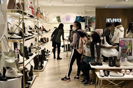 香港政府統計處周四發布數據，5月份零售業總銷貨價值比去年同月下降1.7%。圖為市民購物。 中新社 中國新聞社