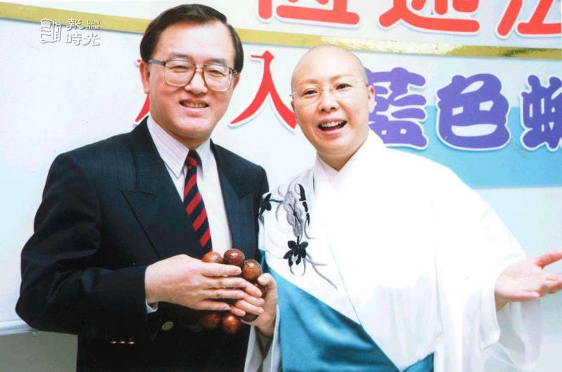 台視節目部經理盛竹如(左)歡迎恆述法師主持台視「藍色蜘蛛網」。圖／聯合報系資料照（1999/4/9 林承樺攝影）