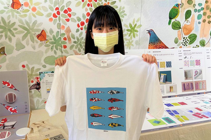 柯柔瑄同學將10種常見與稀有的魚種印製在T恤設計「錦鯉圖鑑」。 中原大學/提供