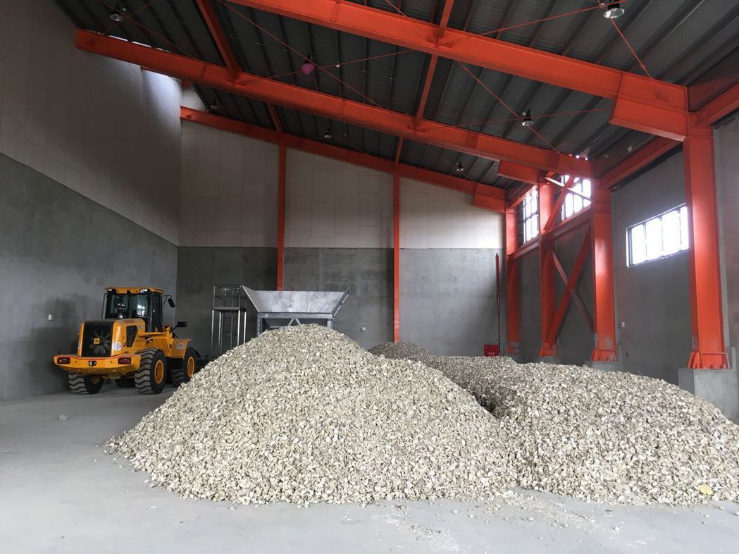 該廠每年可處理5萬噸牡蠣殼，經鍛燒、加工後，產出4萬噸碳酸鈣原料。 台糖/提供。