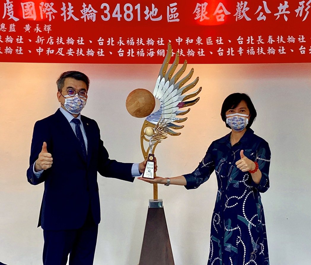 捐贈儀式由國際扶輪3481地區總監黃永輝（左）代表捐贈，並由國立海洋科技博物館館...