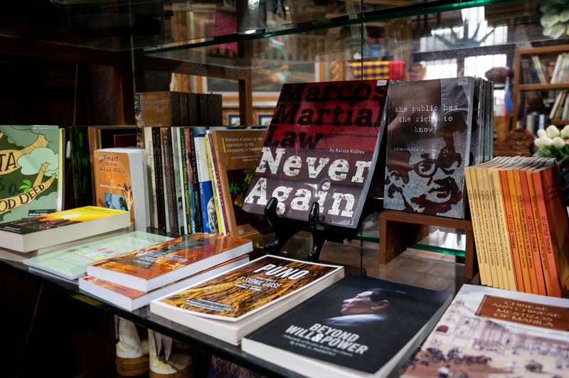 許多菲國民眾擔心馬可仕上台後恐修改有關他父親統治時期書籍及其他紀錄，圖為馬尼拉一家書店內所展示一本有關菲國戒嚴時期的書籍。路透