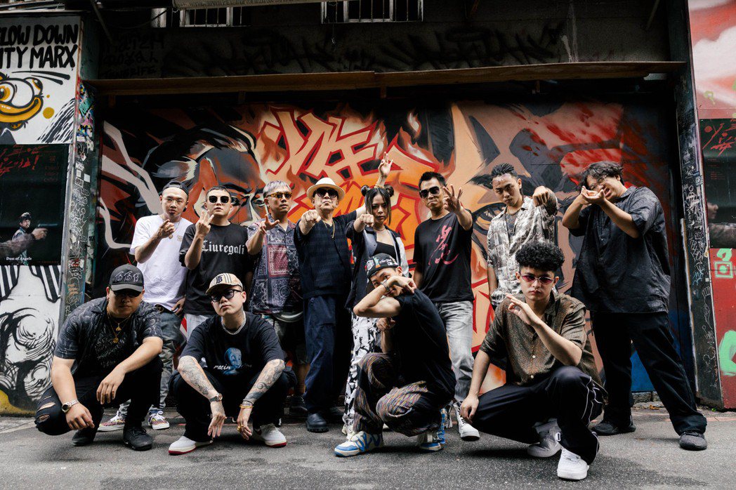 高捷、顏正國帶領這次為該片創作致敬合輯的新世代嘻哈歌手們，一起到西門靖塗鴉牆拍照留念。圖／牽猴子提供