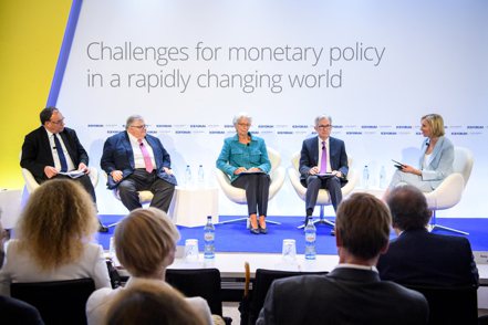 美國聯準會主席鮑爾（右二）、歐洲央行總裁拉加德（中）、國際清算銀行總經理卡斯騰斯（左二）和英國央行總裁貝利（左一）周三參加歐洲央行年度論壇呼籲迅速行動抗通膨。路透