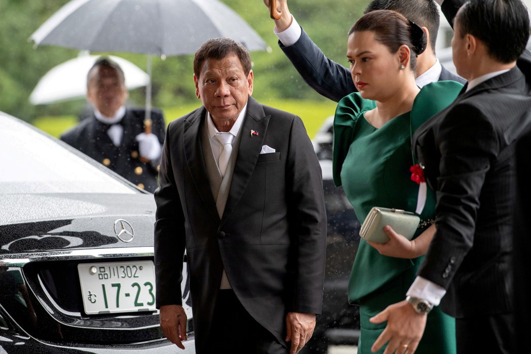 大陸國家副主席王岐山29日在菲律賓會晤菲律賓總統杜特蒂（右）和已赴任副總統的長女...