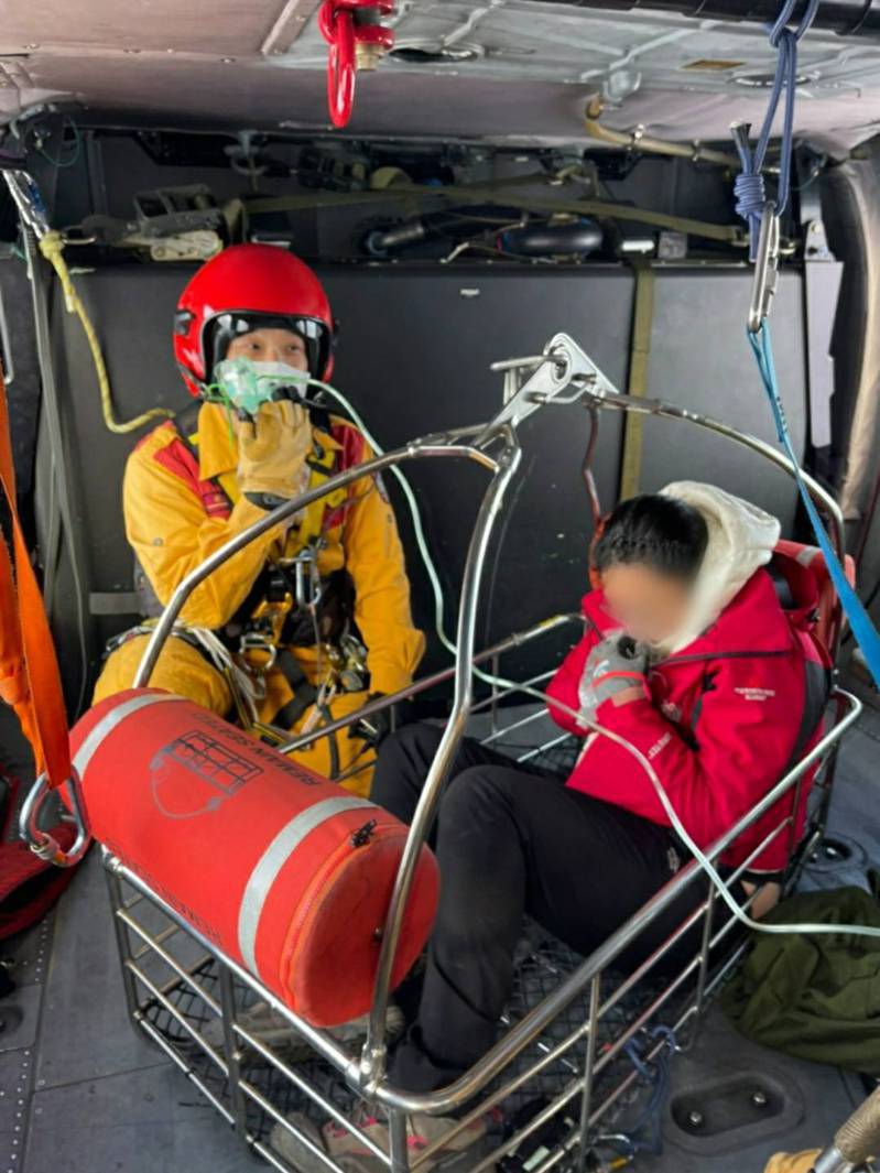 空勤總隊直升機飛往雪山聖稜線吊掛救回女登山客。圖／空勤總隊提供