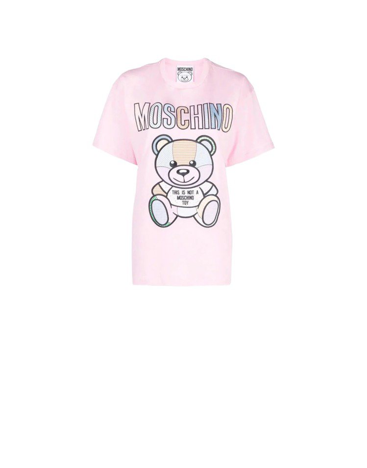 彩色泰迪熊拼布OVERSIZE T恤，18,300元。圖／MOSCHINO提供