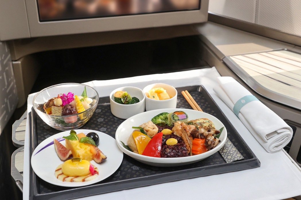 華航自 7 月 1 日起推出網路獨享菜單，所有台灣出發的商務艙旅客可上網預選限定...