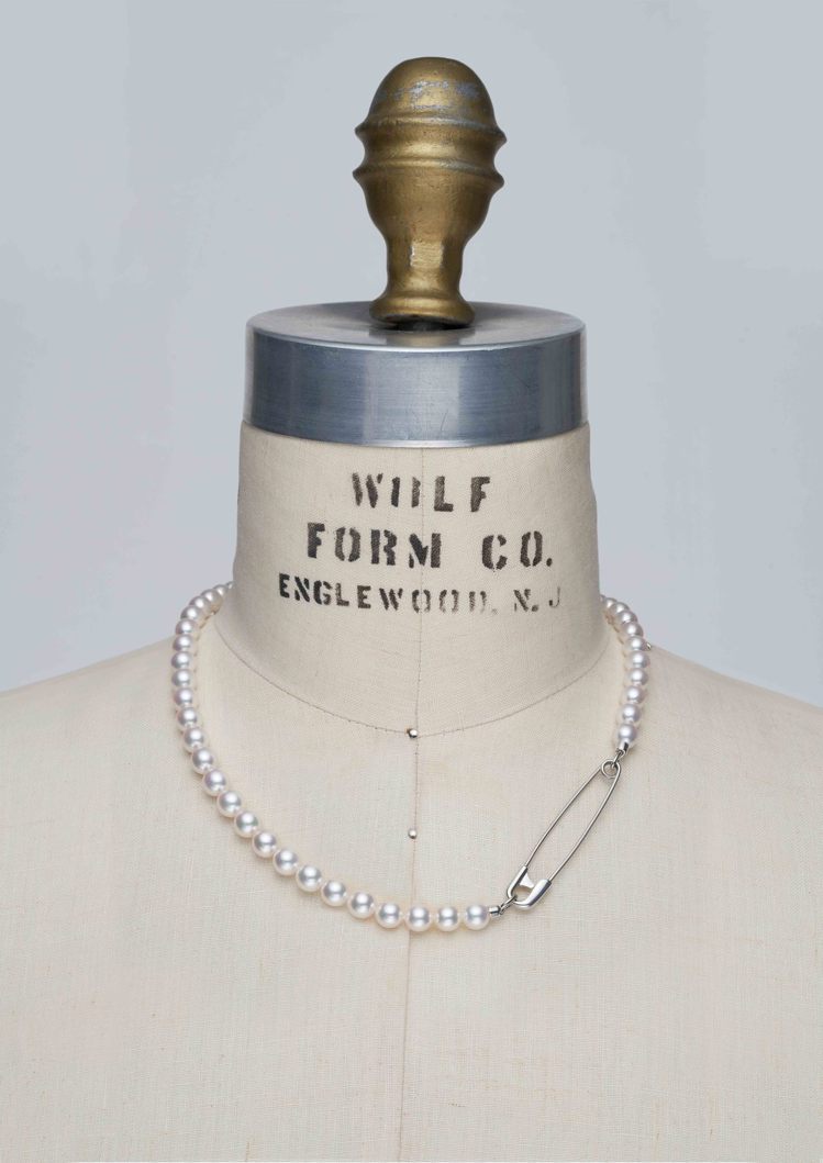 MIKIMOTO COMME des GARÇONS聯名系列珍珠串鍊 – 別針裝飾款，純銀配日本Akoya珍珠，全長約54公分，17萬1,000元。圖／MIKIMOTO提供