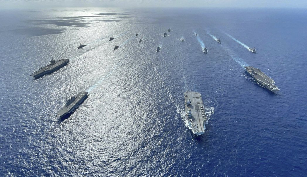 美國和英國各自派出航艦打擊群搭配日本海上自衛隊去年10月進行聯合軍演。（美聯社）