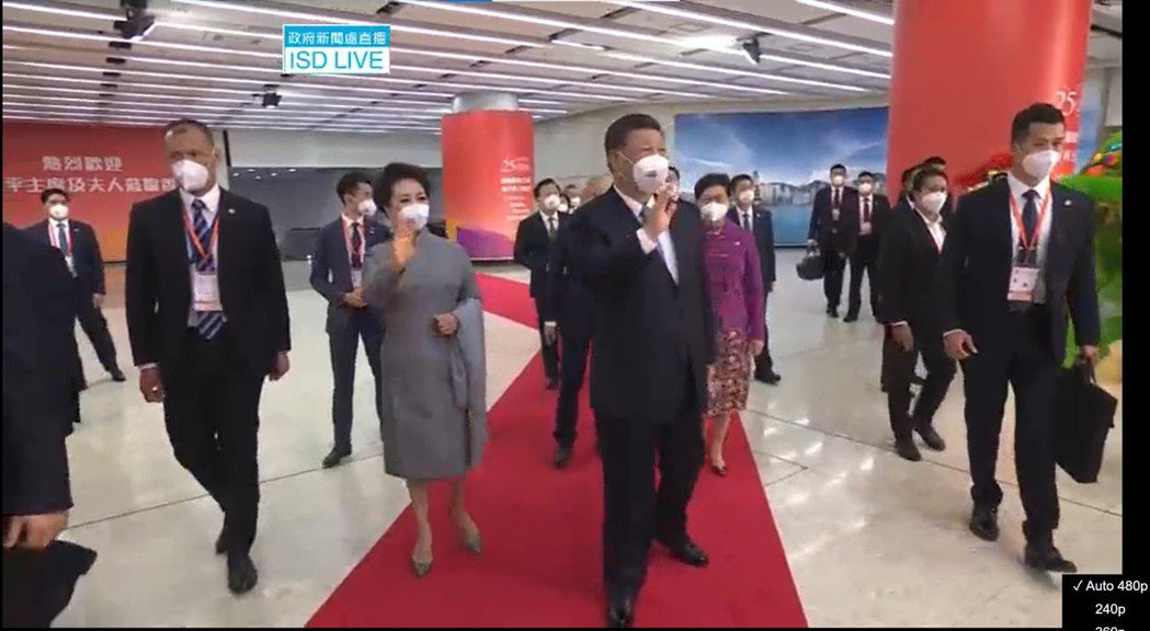 大陸國家主席習近平偕夫人彭麗媛抵達香港，現場不斷響起「歡迎歡迎、熱烈歡迎」。（圖...