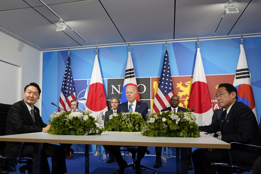美國總統拜登（中）與南韓總統尹錫悅（左）、日本首相岸田文雄（右）29日在馬德里北...