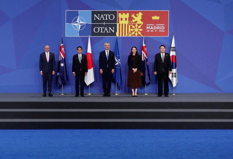 （左起）澳洲首相亞伯尼希、日本首相岸田文雄、北約秘書長史托騰伯格、紐西蘭總理阿爾登和南韓總統尹錫悅29日在馬德里北約峰會合影。（路透）