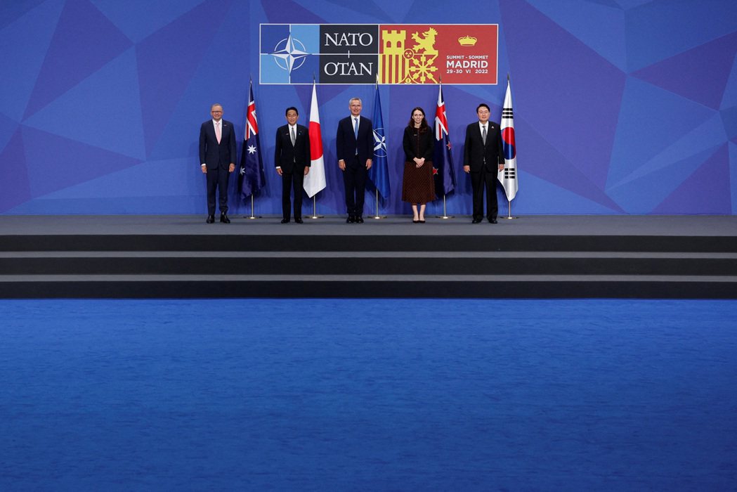 （左起）澳洲首相亞伯尼希、日本首相岸田文雄、北約秘書長史托騰伯格、紐西蘭總理阿爾...