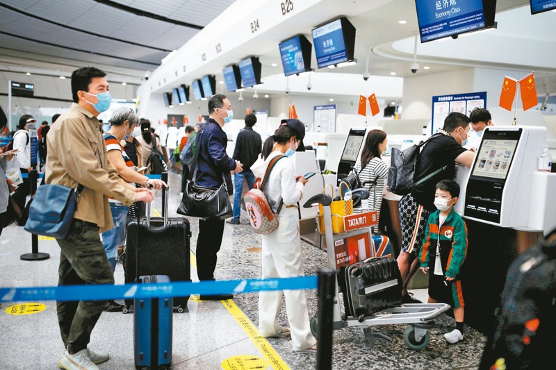 隨著疫情下降，北京的兩個機場航班執行率都在上升，圖為大興機場旅客辦理登機手續。路透