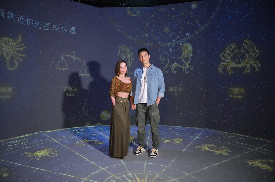 许维恩(左)和王家梁夫妻档欣赏AI占卜展。图／宽宏提供