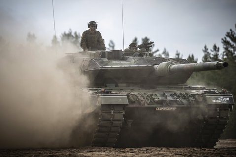 由北約EFP部署的德國陸軍Leopard-2坦克駛過位在立陶宛的阿德里安羅恩營地。 圖／美聯社