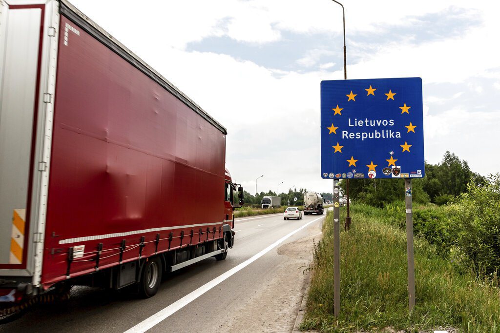 2022年6月29日，一輛載卡車通過邊境標誌進入立陶宛。波蘭與立陶宛的邊界位於加里寧格勒州和白俄羅斯之間，綿延一百公里。蘇瓦爾基（Suwalki）地區，是波羅的海國家與北約其他國家和歐盟之間的唯一聯繫。 圖／美聯社