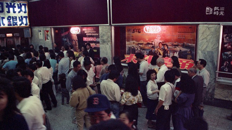 電影「末代皇帝」在台北造成空前狂熱的人潮，圖為黃牛販售電影票情形。圖＼聯合報系資料照（1988/04/26 陳炳坤攝影）