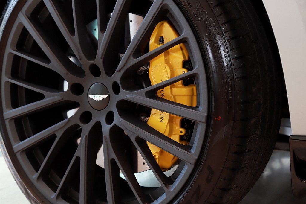Aston Martin DBX707將碳纖維陶瓷煞車碟盤列為標準配備，前輪碟盤...