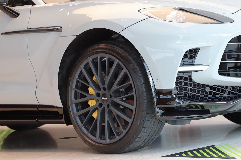 Aston Martin DBX707配備標準23吋輪圈，更大直徑的輪胎可帶來更...