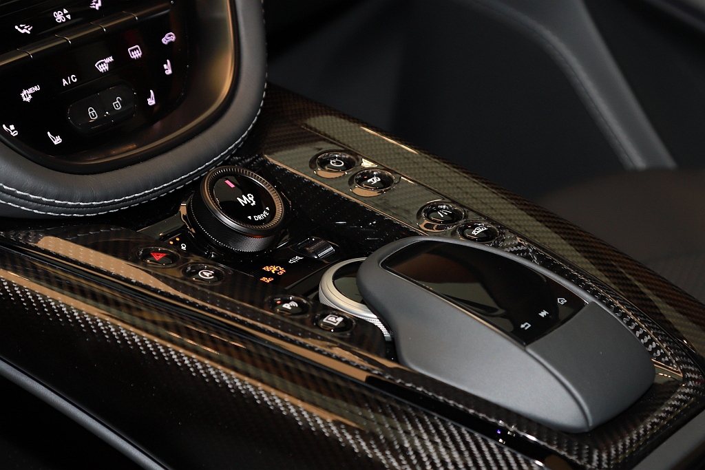 Aston Martin DBX707導入包含駕駛模式選擇開關的新式中控台設計，...