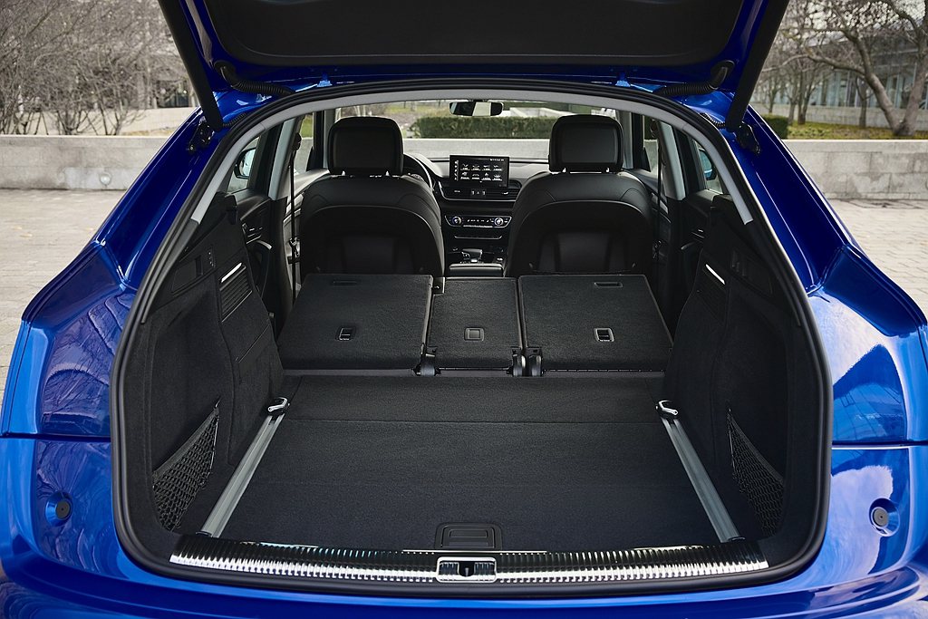 Audi Q5透過可前後滑移10cm的後座椅墊及調整椅背角度，行李箱容積最大可擴...