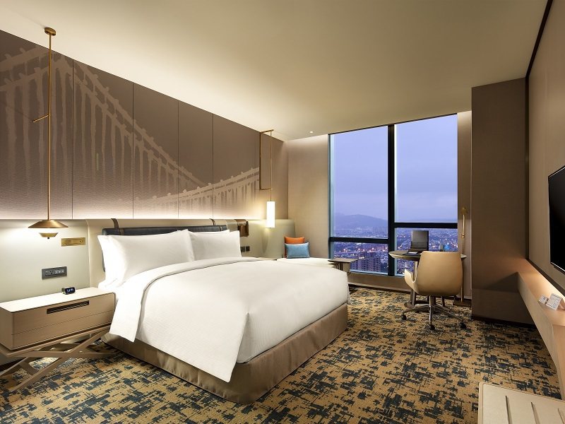 台北新板希爾頓酒店推出「步數換金」暑期限定專案，入住紀錄步數，退房最高折抵300...