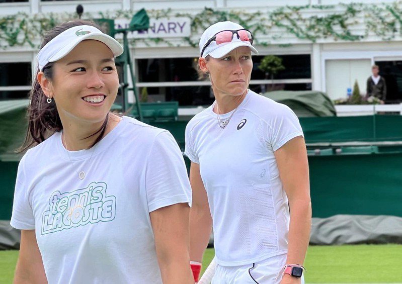 台灣女雙好手詹詠然（左）與澳洲搭檔史托瑟（右），在溫布頓網球錦標賽女雙首輪出師不利。 截圖自詹詠然粉絲團