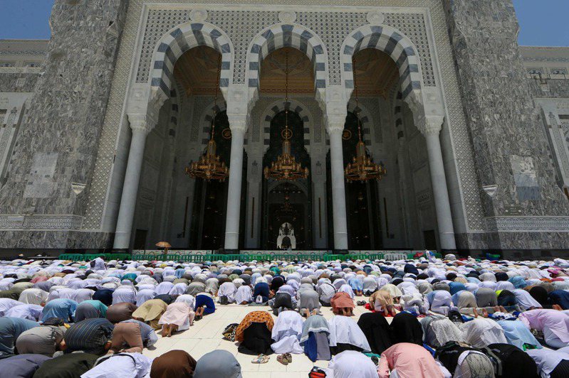 大批朝圣者今天开始抵达沙乌地阿拉伯圣城麦加（Mecca），参加因疫情而严重受影响两年的朝觐活动。今年可望有约100万名穆斯林参与。 法新社(photo:UDN)