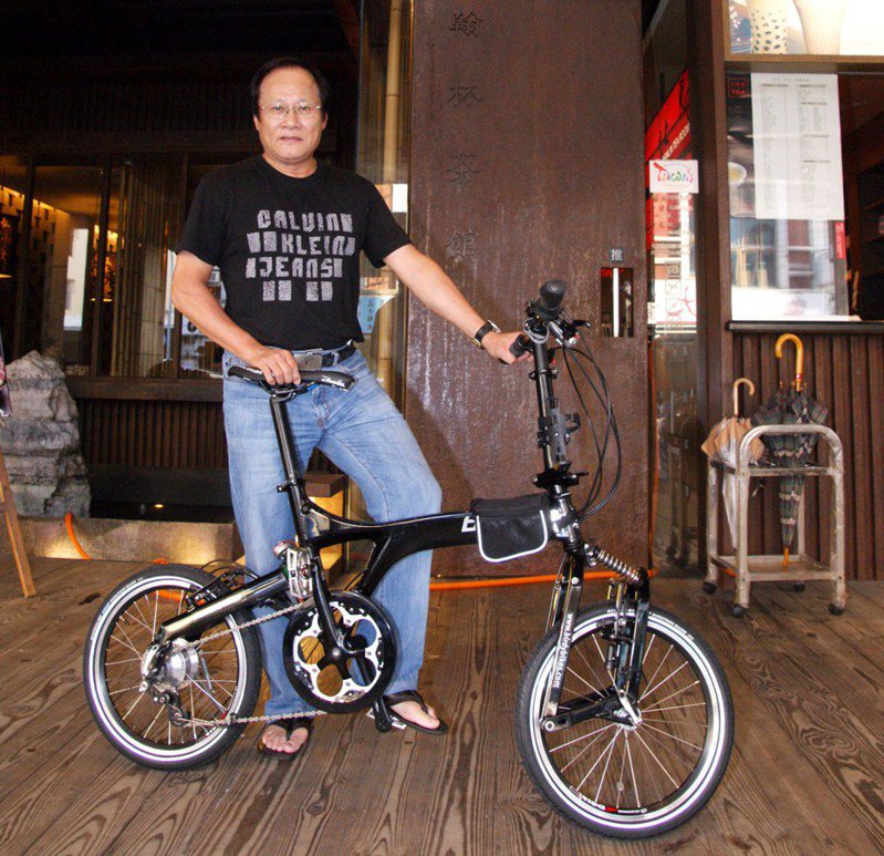 翰林茶館創辦人涂宗和生前曾喜愛騎單車。圖／讀者提供