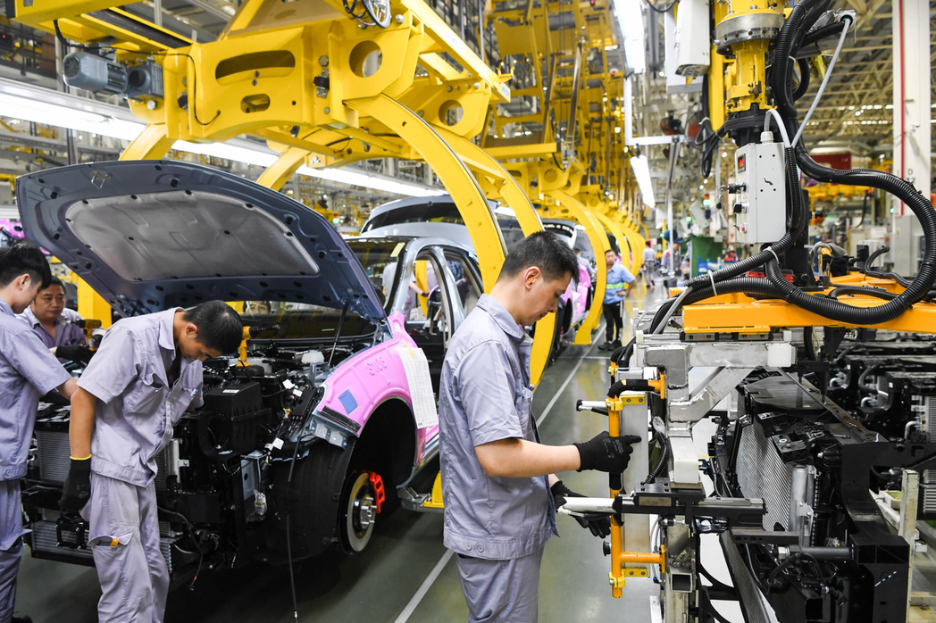 大陸國家統計局與財新網公布的6月中國製造業PMI均回升至榮枯線上方。圖為重慶一家...