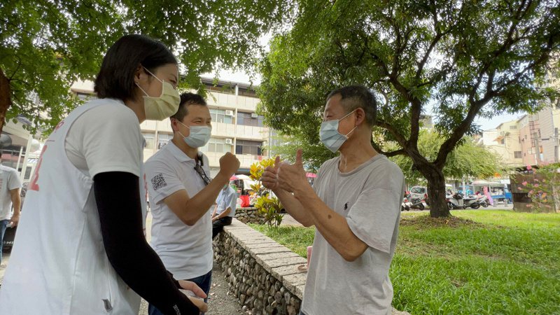 台北市前議員羅智強（中）今在雲林斗六為縣議員參選人陳芳盈（左）助選，不少支持者專程前來看他。記者陳苡葳／攝影