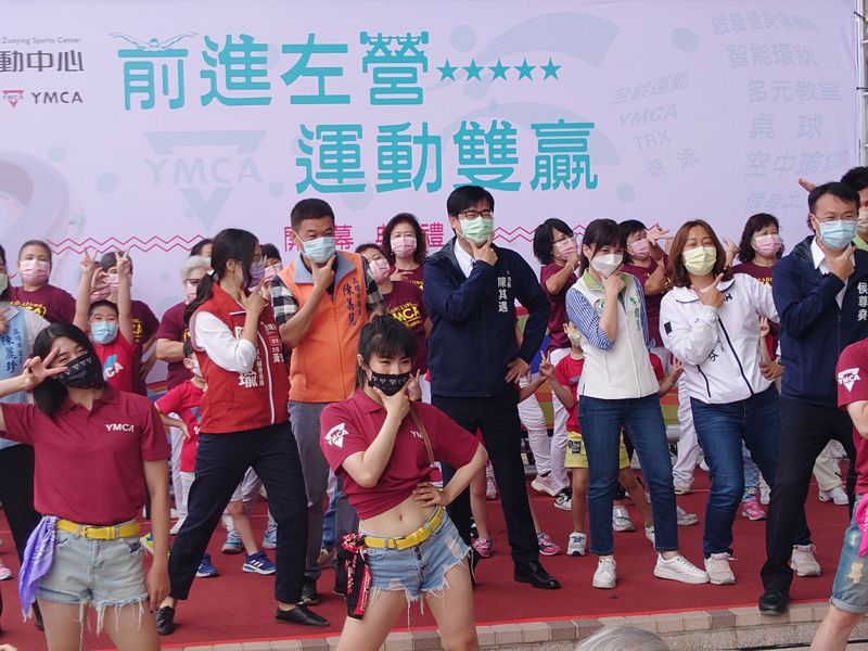 高雄左營運動中心啟用，市長陳其邁與老中青三代大跳YMCA會舞慶祝。記者王昭月／攝影
