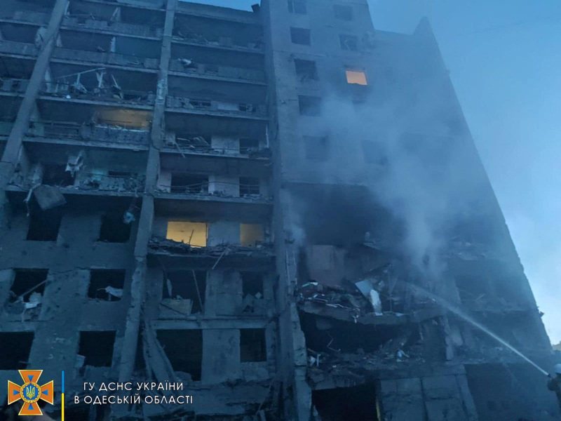 烏克蘭官員表示1日凌晨2枚俄羅斯飛彈擊中南部港口城市敖德薩的一棟多層公寓樓和一棟社區中心，造成至少17人死亡。路透
