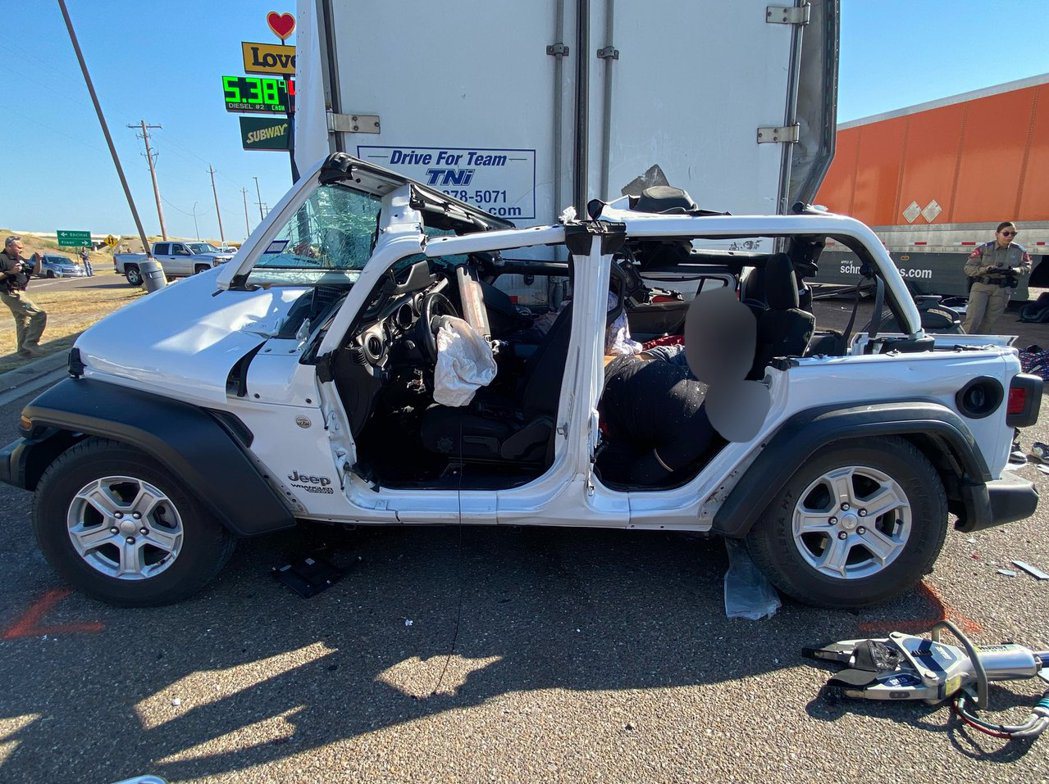 美國德州6月30日又傳出一輛載有非法移民的吉普車為躲警方查緝發生車禍，造成四死三...