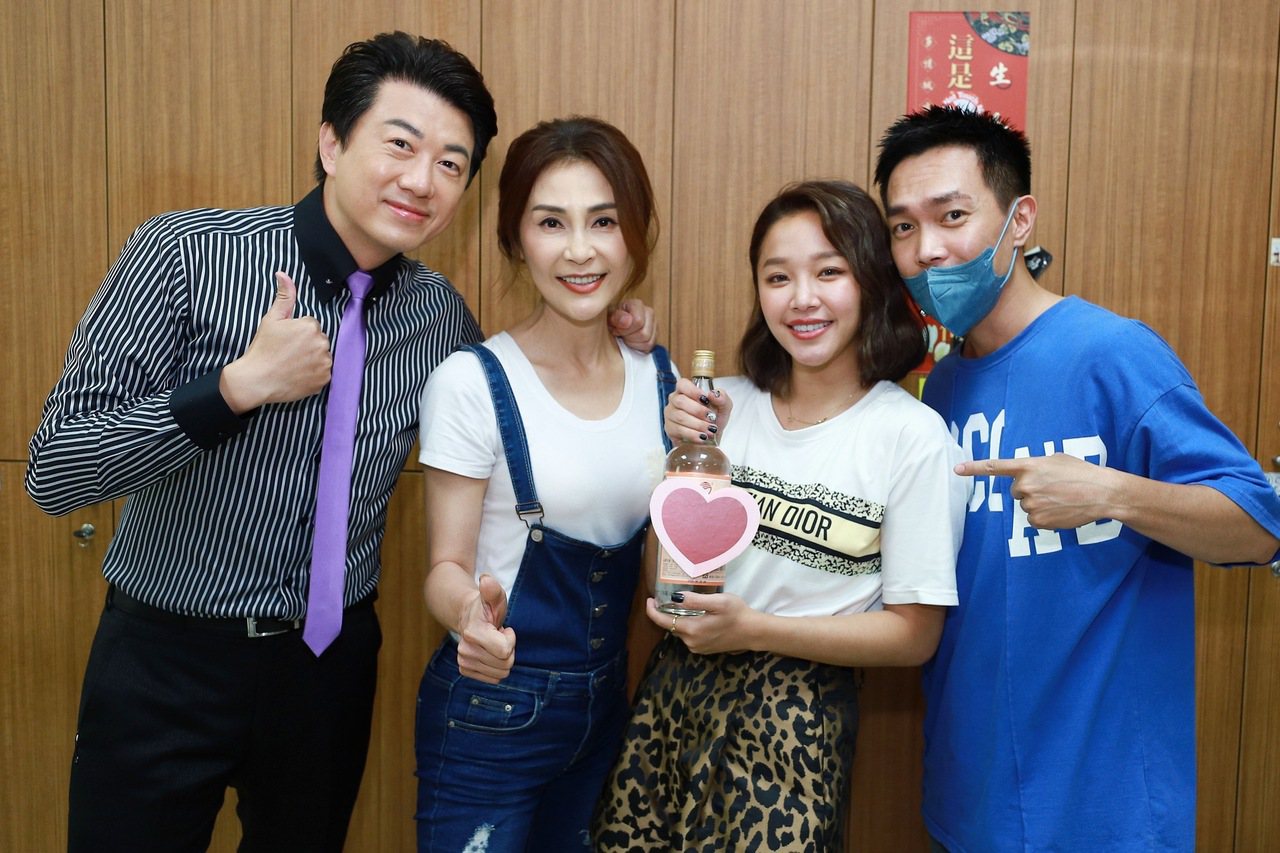 賴慧如（右二）回「黃金歲月」劇組，演員吳皓昇（左起）、梁佑南、許仁杰為她入圍打氣。圖／民視提供