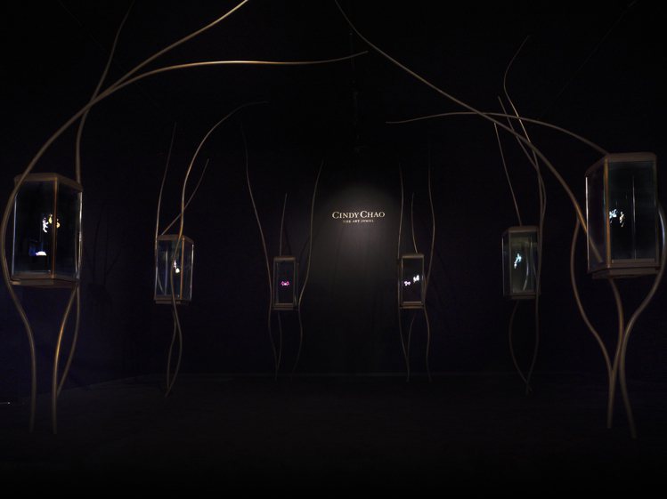 以堅硬材質呈現出有機線條的CINDY CHAO「行動博物館」，透過樹枝枝幹支撐展櫃與深色調的照明，讓珠寶猶如飄浮空中，也見證了精湛工藝的超越與昇華。圖 / CINDY CHAO提供