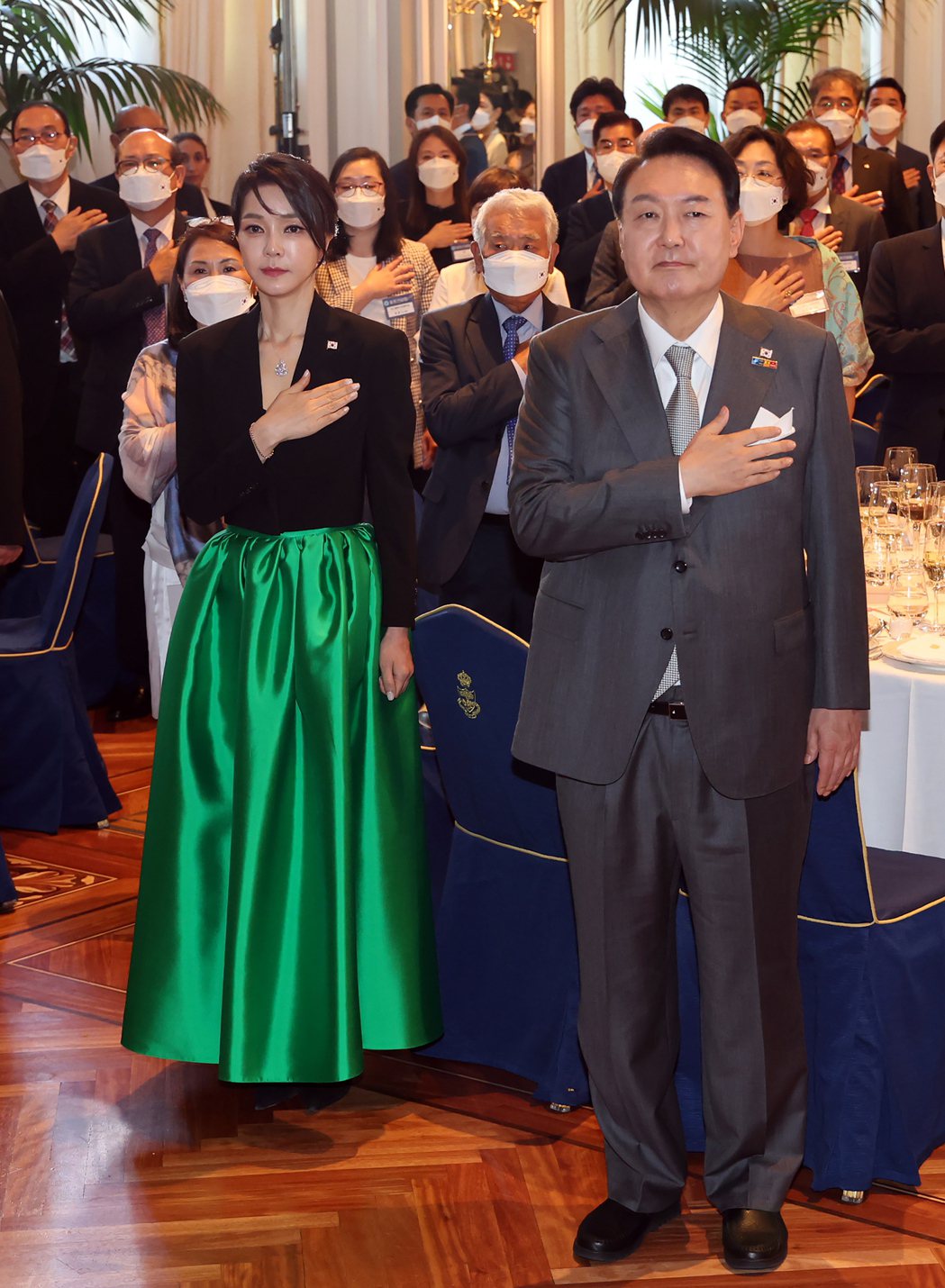 南韓總統尹錫悅與妻子金建希6月29日在馬德里飯店接見僑民，向國旗致敬。（歐新社）