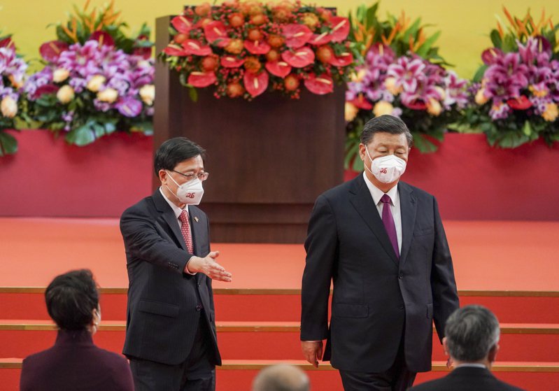 大陸國家主席習近平（右）昨出席香港新一屆政府就職典禮，香港新任特首李家超（左）及港府主要官員宣誓就任，習近平監誓。（歐新社）