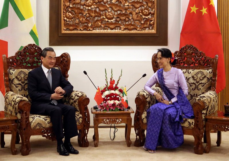 大陸外長王毅在緬甸軍事政面前曾多次訪問，並與翁山蘇姬多次晤面，圖為王毅（左）2017年11月19日在緬甸奈比多與時任緬甸國務資政兼外交部長翁山蘇姬舉行會談。 （新華社）