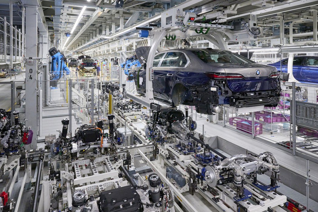 BMW位於德國Dingolfing的工廠，是4 Series、5 Series、...