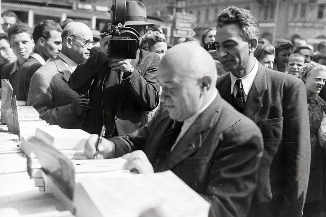獨裁者拉科西（圖中簽名者）是匈牙利人民共和國在1945至1956年期間的實際最高...