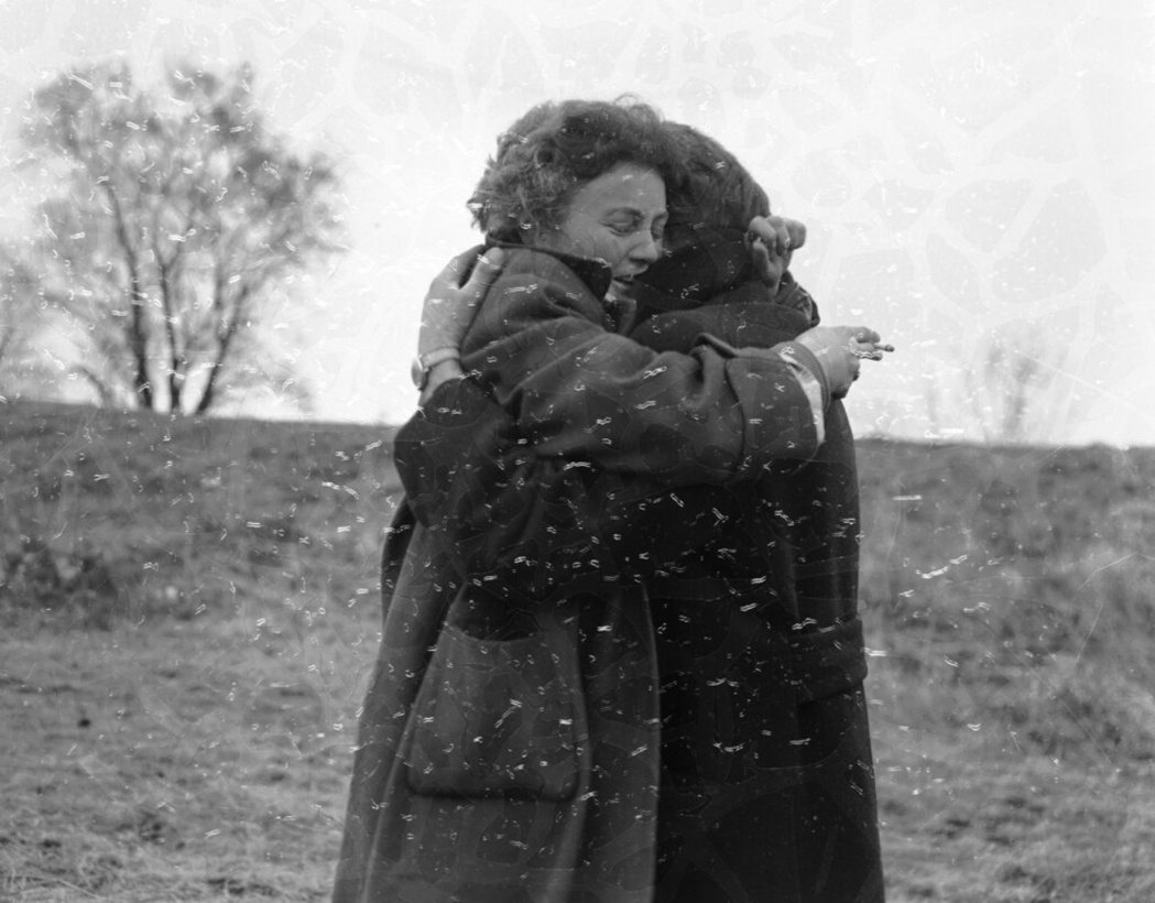 1956年11月26日， 一名成功逃離匈牙利、剛越過奧匈運河邊界的女性激動擁抱友...