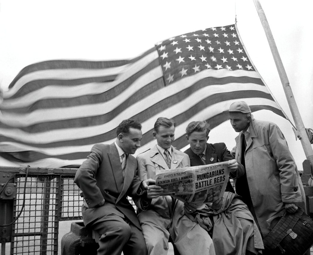 1956年10月24日，四名匈牙利難民抵達紐約時，透過報章了解家鄉正發生的革命與...