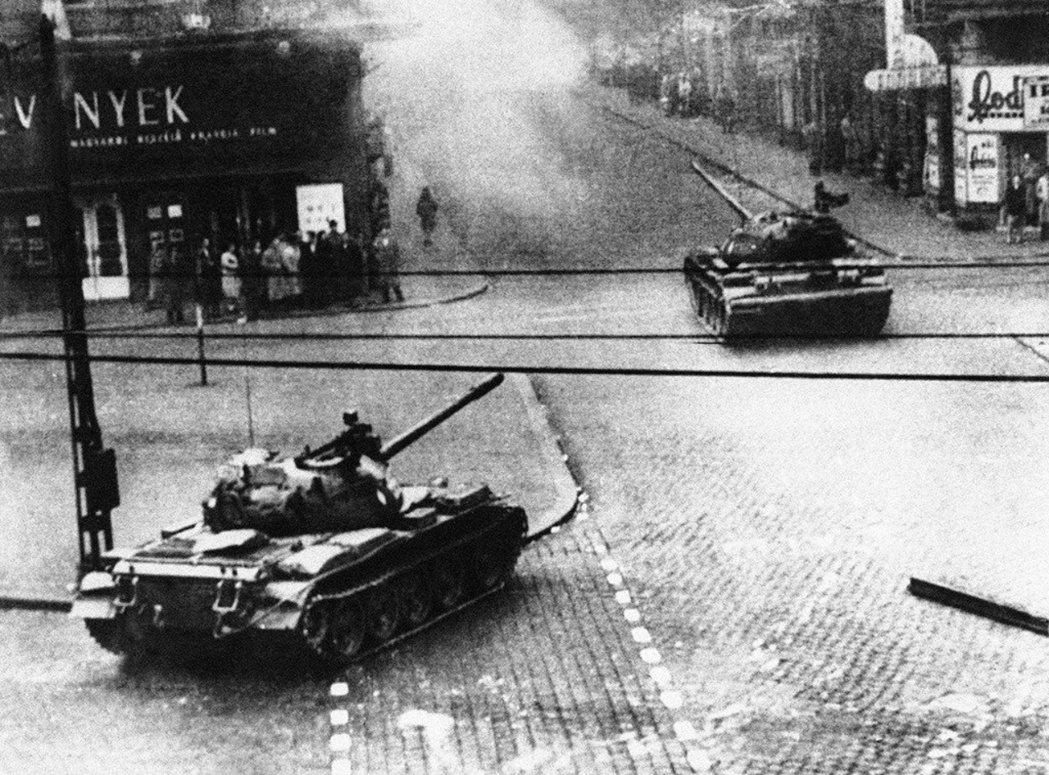 1956年11月4日，紅軍的坦克駛入布達佩斯城區，對匈牙利執行武力鎮壓。 圖／美...