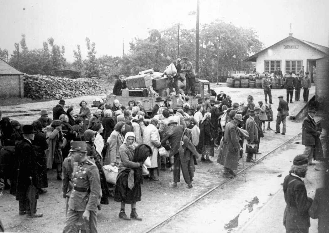 1944年在匈牙利的西部小鎮克塞格，猶太人正準備被驅逐到 奧斯維辛。 圖／F...