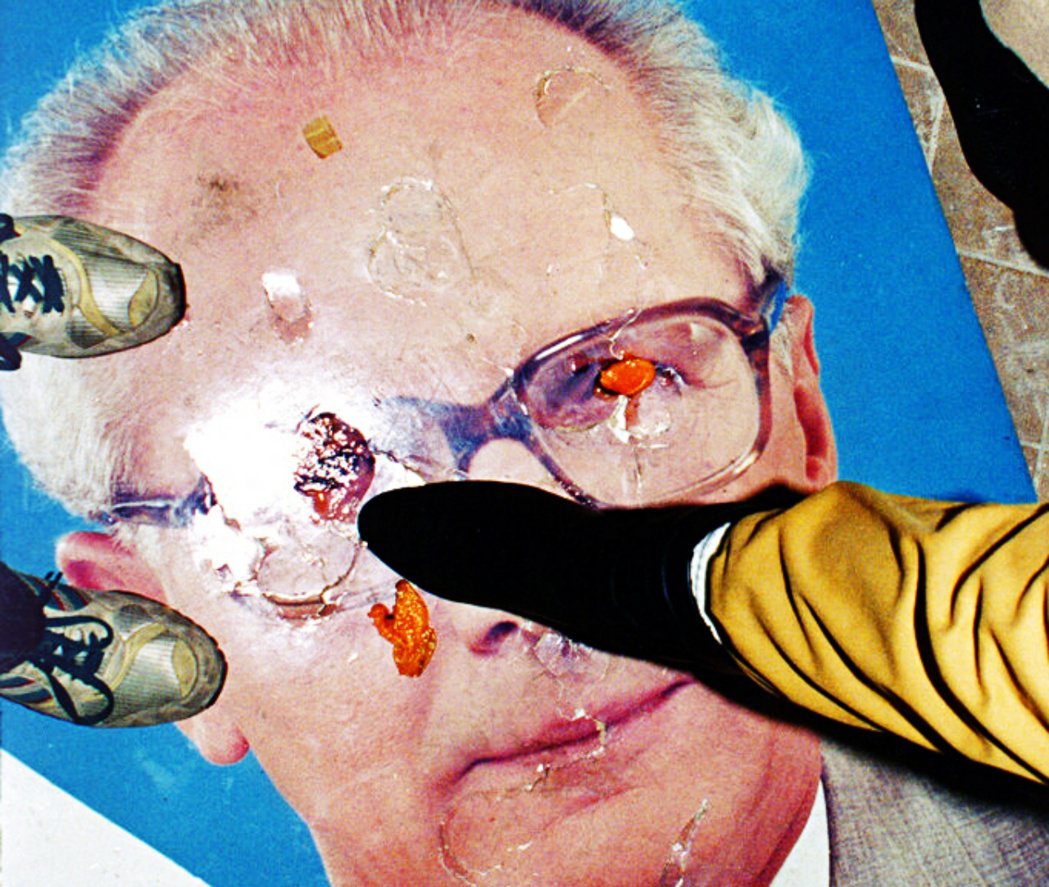 示威者踐踏最後一位東德領導人埃裏希·昂納克（Erich Honecker）的肖像...