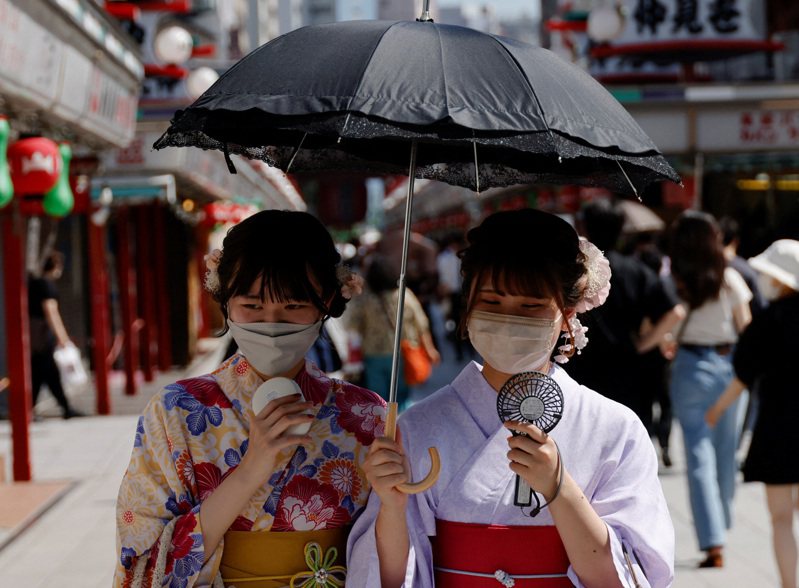日本東京6月接連出現逾攝氏35度酷熱天氣，根據官方初步統計，共有1517人疑因中暑送醫，其中有17人疑因中暑死亡，雙創10年來6月新高，呼籲民眾採取對策嚴防中暑。 路透