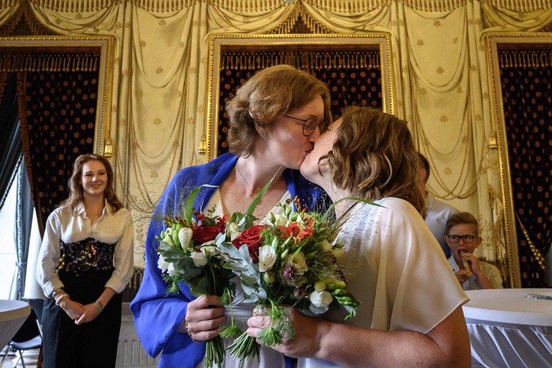 瑞士公投改变国内看待LGBTQ（同性恋、双性恋、跨性别及酷儿）权利的情况，首场同性婚礼今天在欢乐、骄傲与激动中展开。法新社(photo:UDN)